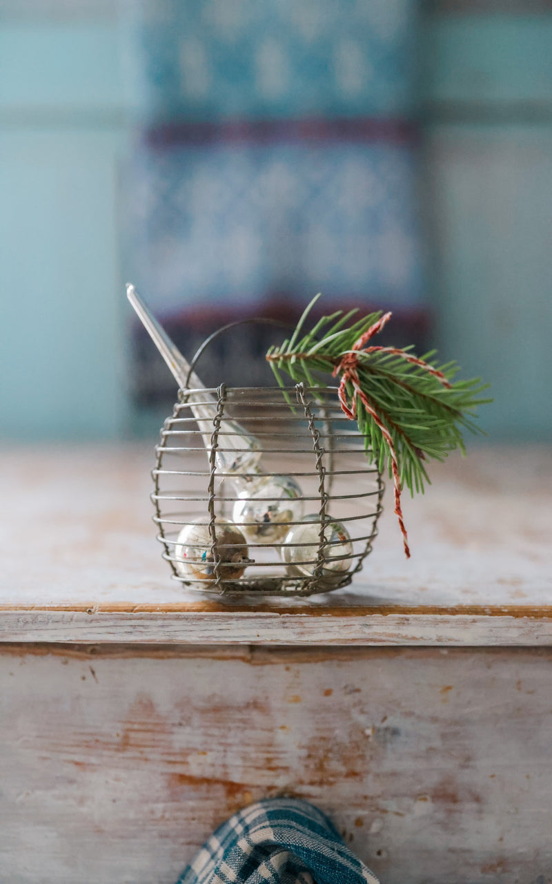 Petite Vintage Model Egg Basket