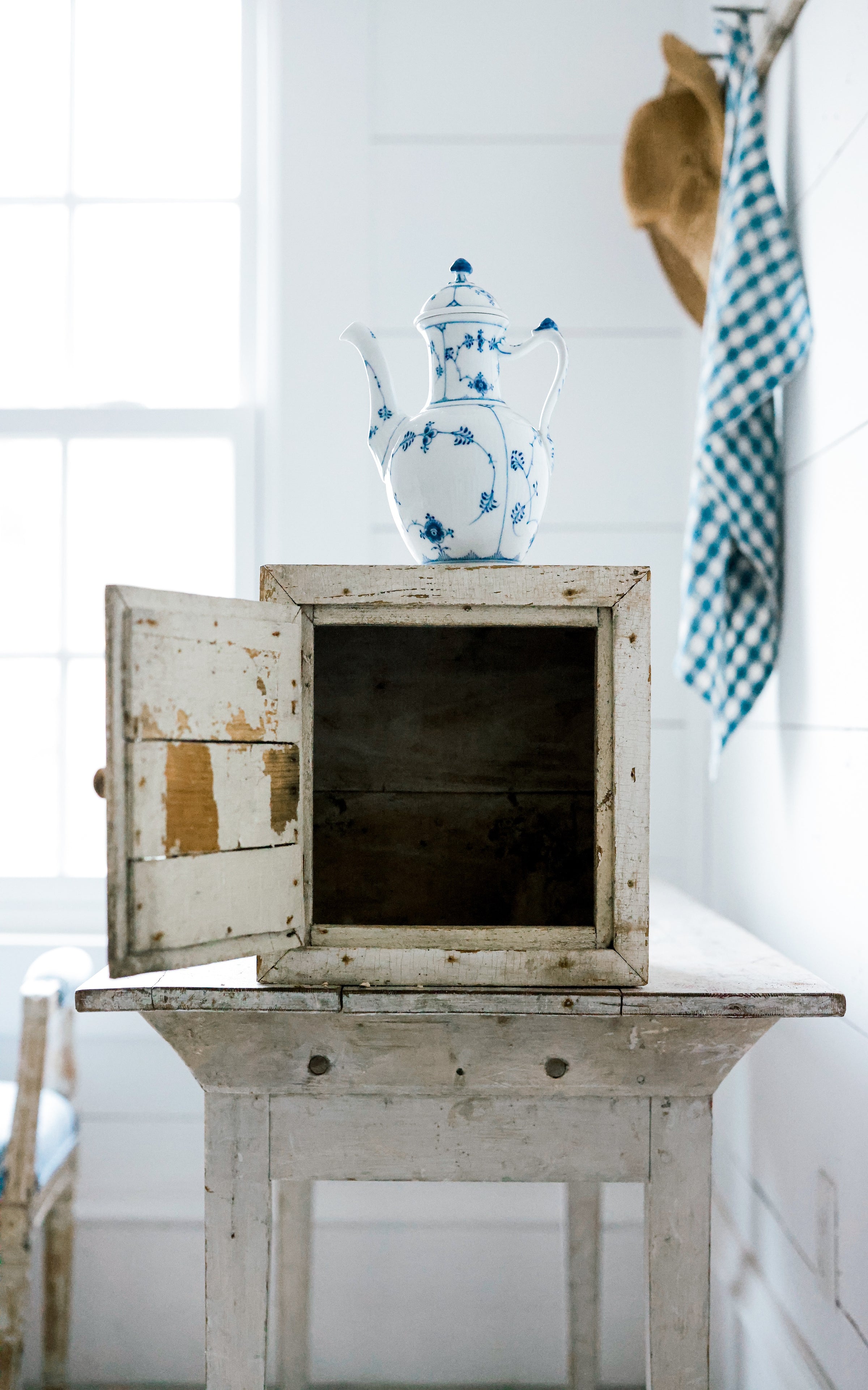 Vintage French petite cabinet