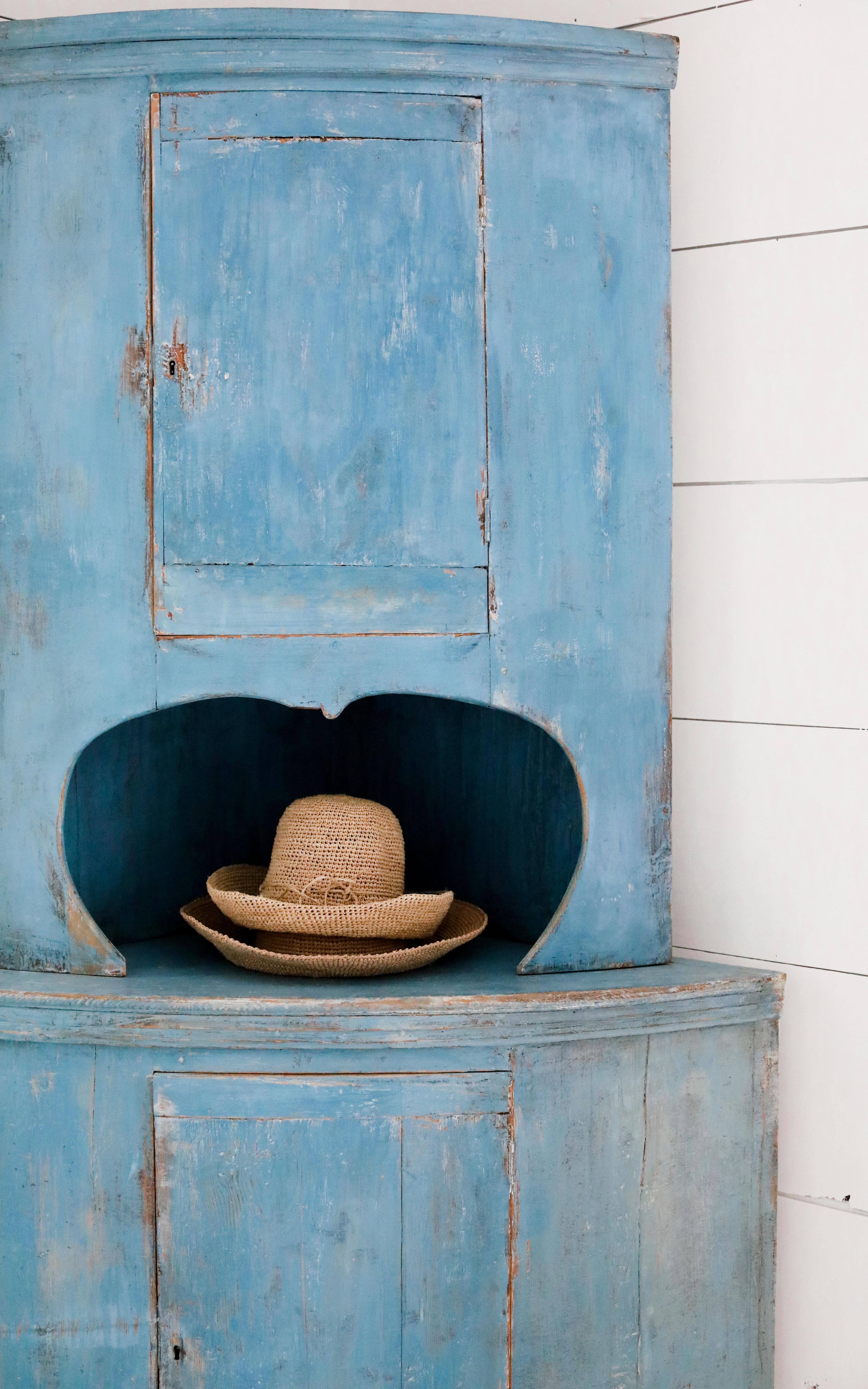 アンファン　カントリーブルー　ハートのシェルフ Antique Swedish Corner Cabinet – Dreamy Whites