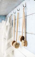 Medium Handle Iris Hantverk Bath and Body Brush Puck